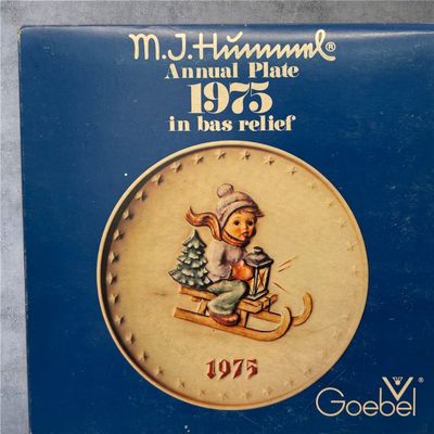 M.J. Hummel 1975 Annual Plate, titled "Ride Into Christmas"