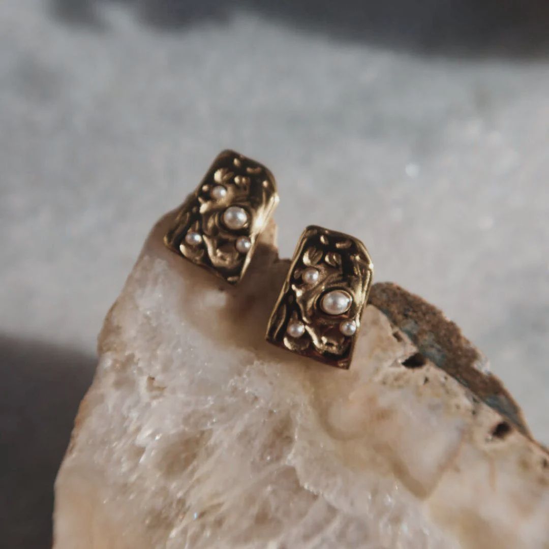 Queen of the Foxes Earrings - Tiny Pearl