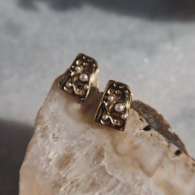 Queen of the Foxes Earrings - Tiny Pearl