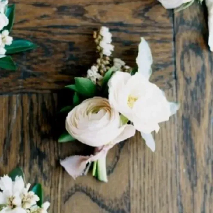 A la Carte Boutonnière