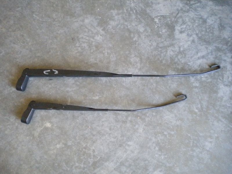 Bracci tergicristalli anteriori per Citroen C3 del 2005. Usati.