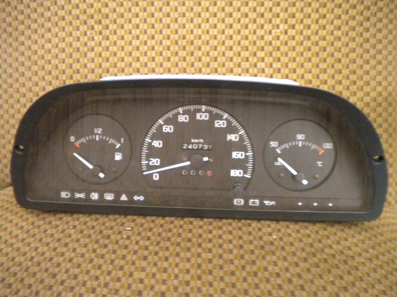 Quadro strumenti Fiat UNO seconda serie con temperatura acqua, usato. Quadro strumenti Fiat UNO seconda serie con temperatura acqua, usato.