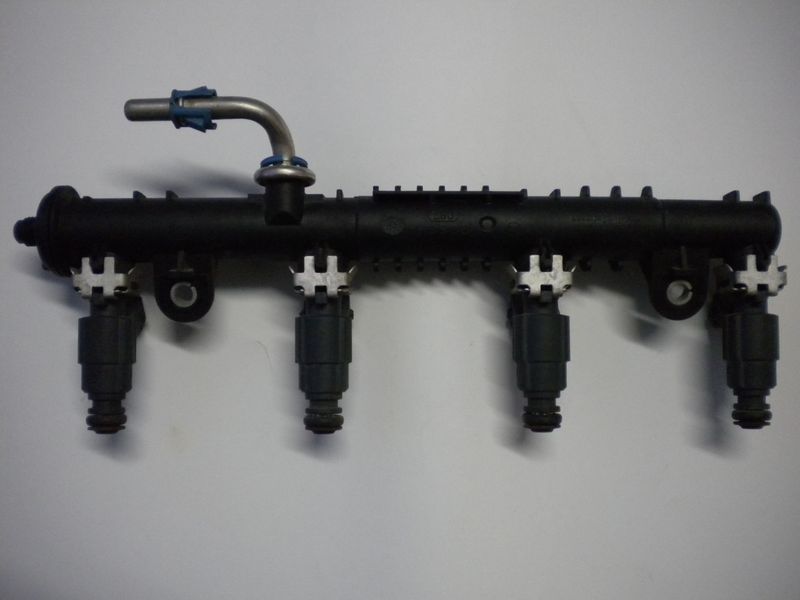 Rail Bosch 0280151076 completo di iniettori per Opel Corsa, Agila 1.200. Usato.