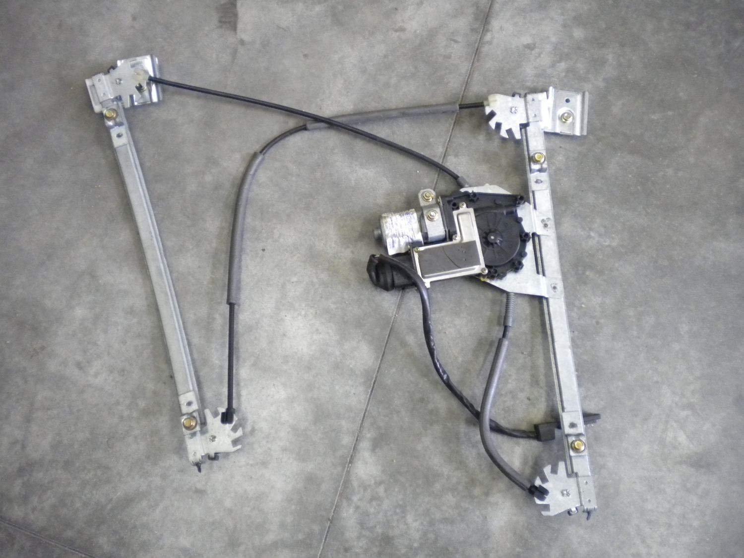 Alzavetro anteriore sinistro Volkswagen per Golf 3, Vento dal 1991 al 1995. Nuovo. Alzavetro anteriore sinistro Volkswagen per Golf 3, Vento dal 1991 al 1995. Nuovo.