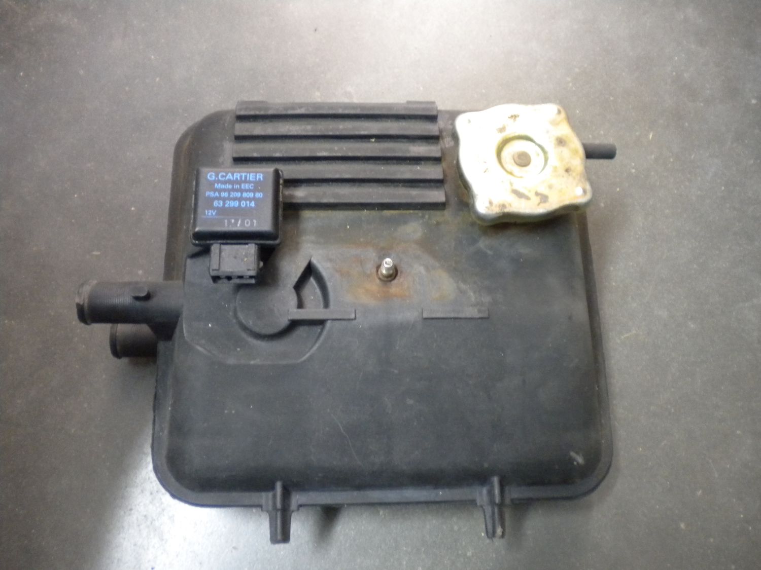 Vaschetta srebatoio liquido radiatore Fiat Ulysse del 1996 con tappo e sensore livello, usata. Vaschetta srebatoio liquido radiatore Fiat Ulysse del 1996 con tappo e sensore livello, usata.