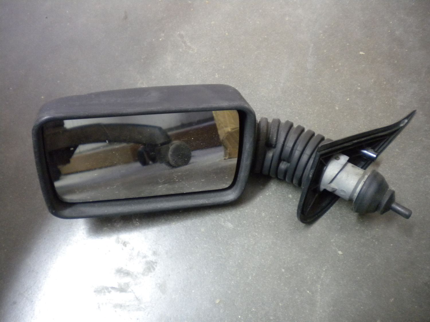 Specchio esterno sinistro con regolazione meccanica per Fiat UNO usato.