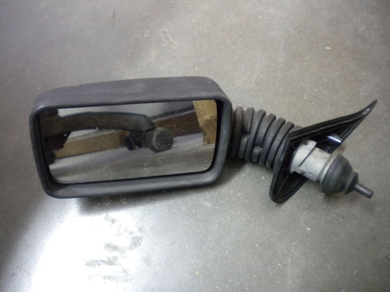 Specchio esterno sinistro con regolazione meccanica per Fiat UNO usato.