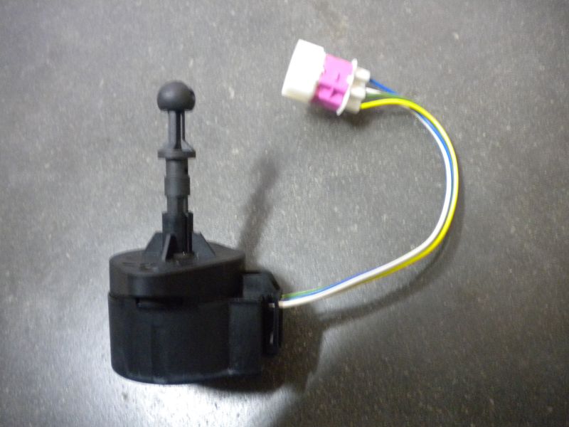 Motorino regolazione assetto fari bosch 1307220020 per BMW codice 8372381, nuovo.