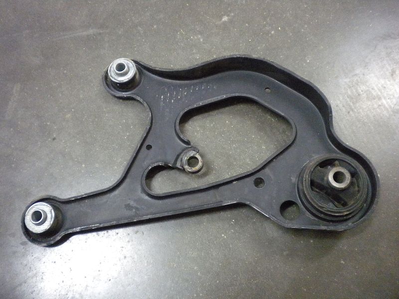 Supporto superiore motore Volvo V70 diesel dal 2000, usato.