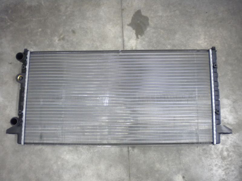 Radiatore raffreddamento motore Valeo RM1036 per Volkswagen Passat,  nuovo.