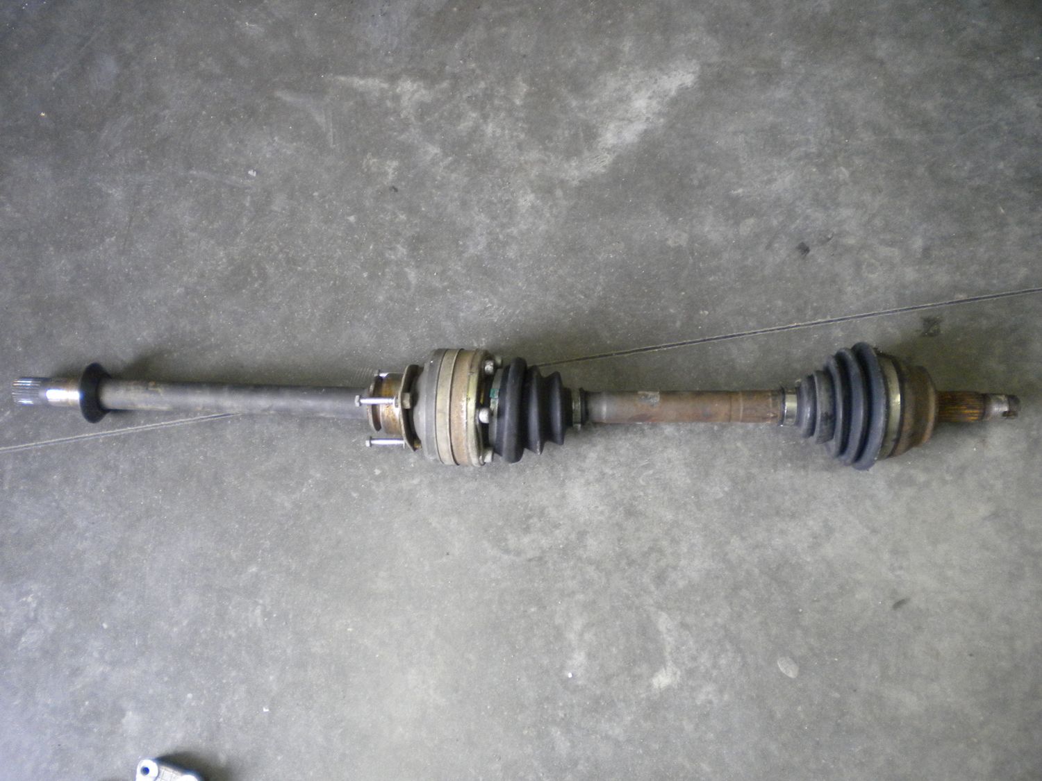 Semiasse destro completo per Fiat Punto (188) 1900 JTD, usato. Semiasse destro completo per Fiat Punto (188) 1900 JTD, usato.