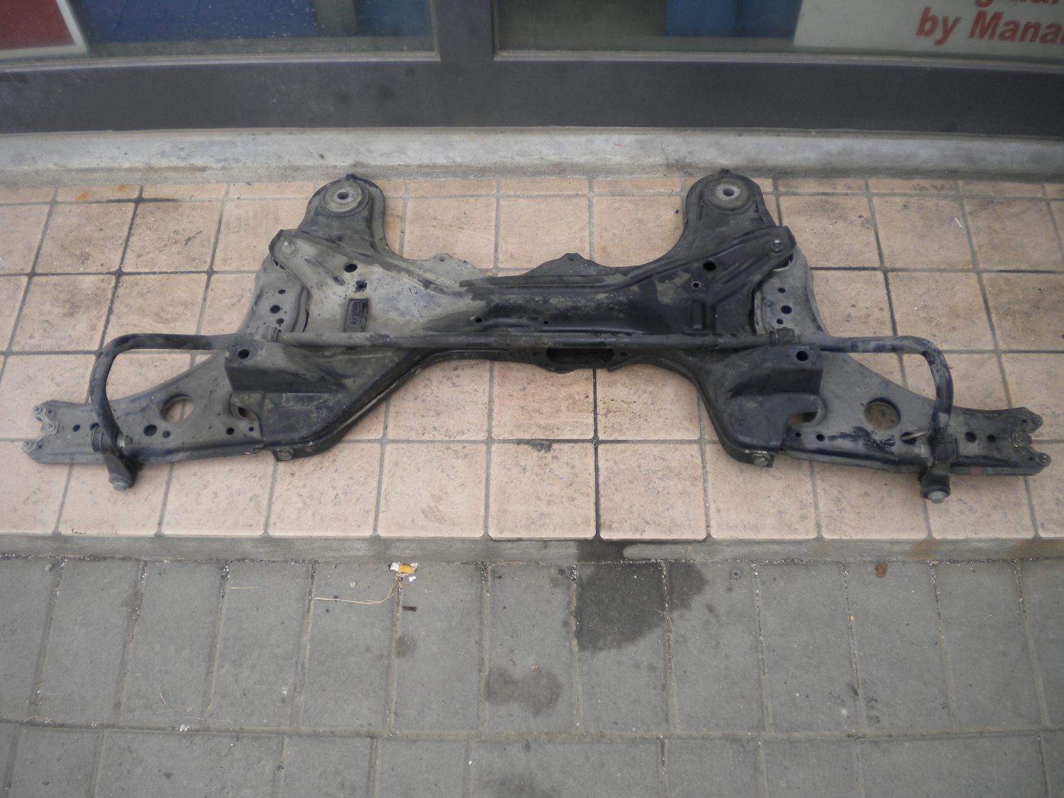 Culla motore con barra antirollio per Volkswagen Golf 4, usata. Culla motore con barra antirollio per Volkswagen Golf 4, usata.