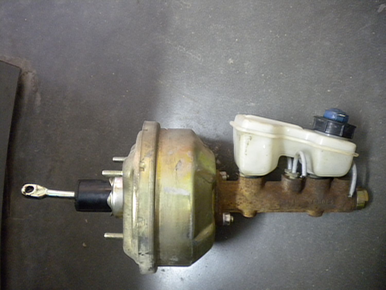 Servofreno completo di pompa e serbatoio per Fiat UNO fire 1000, usata. Servofreno completo di pompa e serbatoio per Fiat UNO fire 1000, usata.