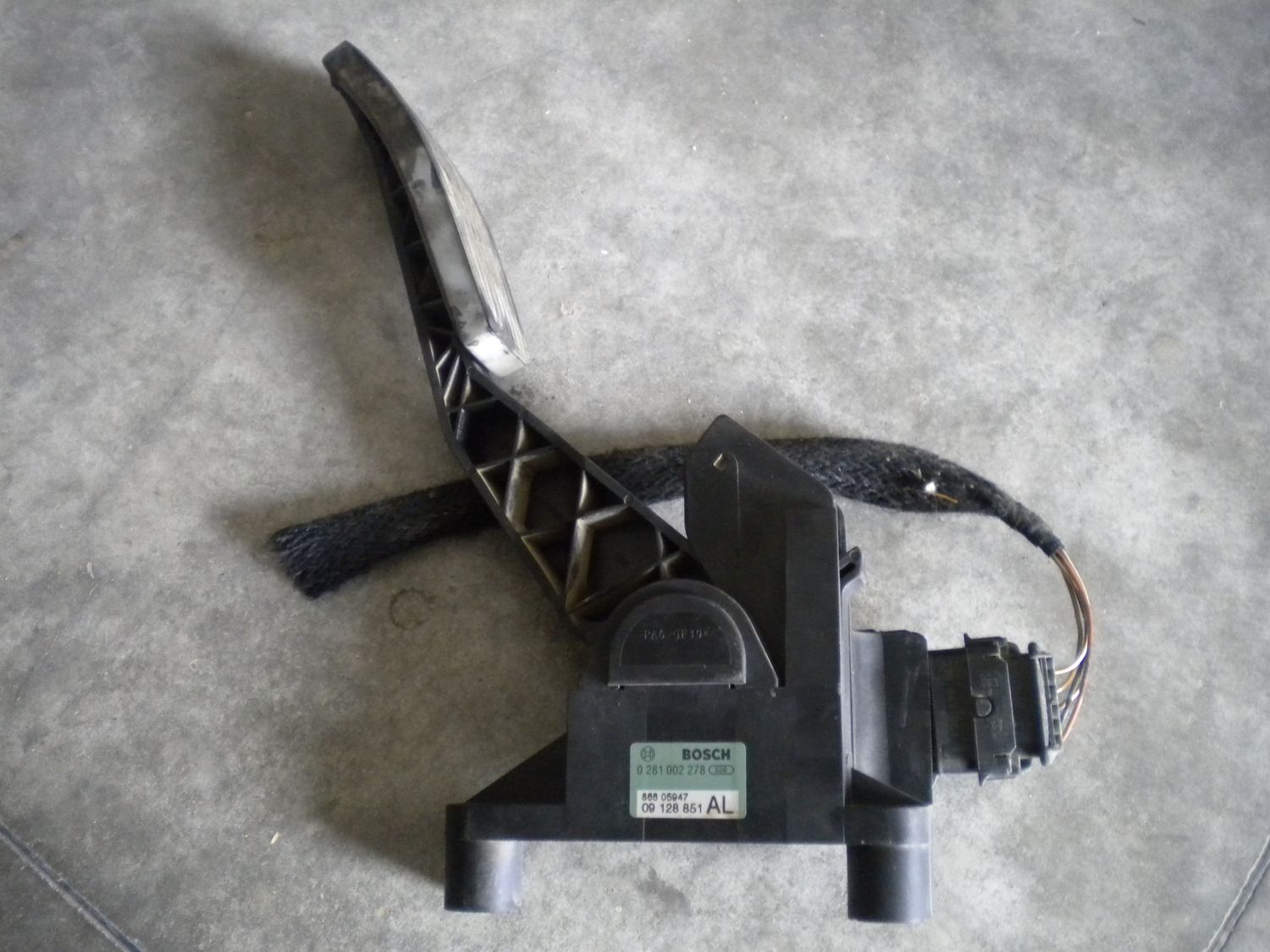 Pedale acceleratore Bosch 0281002278 - 09128851AL per Opel Astra 2.000 CDTI del 1998, usato. Pedale acceleratore Bosch 0281002278 - 09128851AL per Opel Astra 2.000 CDTI del 1998, usato.