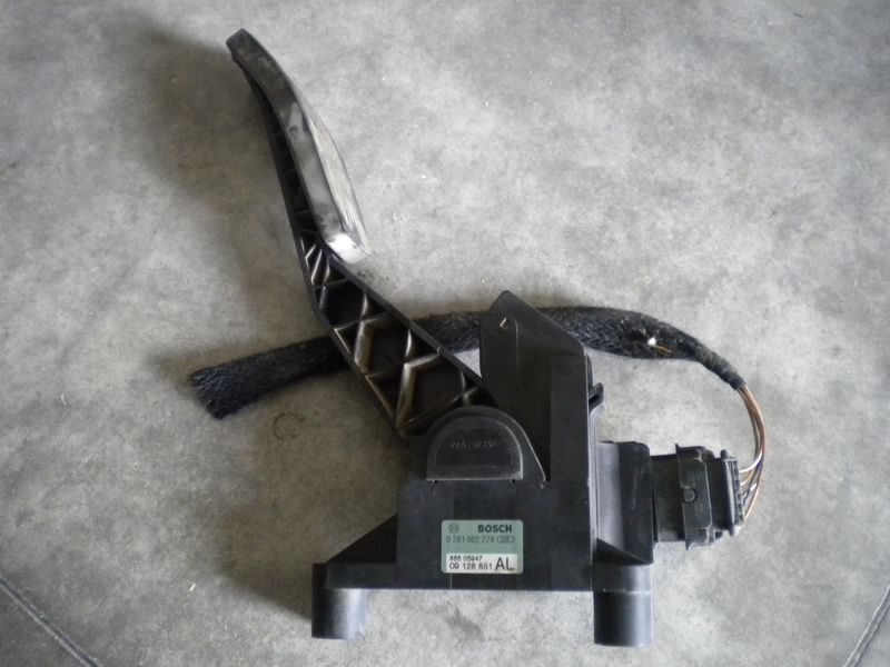 Pedale acceleratore Bosch 0281002278 - 09128851AL per Opel Astra 2.000 CDTI del 1998, usato.