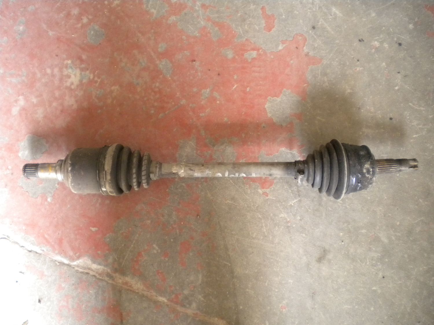 Semiasse sinistro per Fiat Punto (188) 1200 del 2001 usato. Semiasse sinistro per Fiat Punto (188) 1200 del 2001 usato.
