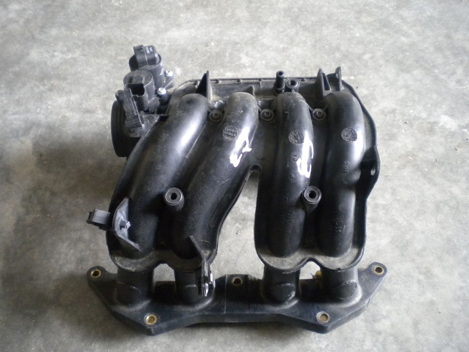 Collettore aspirazione con corpo farfallato e sensori per Citroen C3 1100 del 2005, usato. Collettore aspirazione con corpo farfallato e sensori per Citroen C3 1100 del 2005, usato.