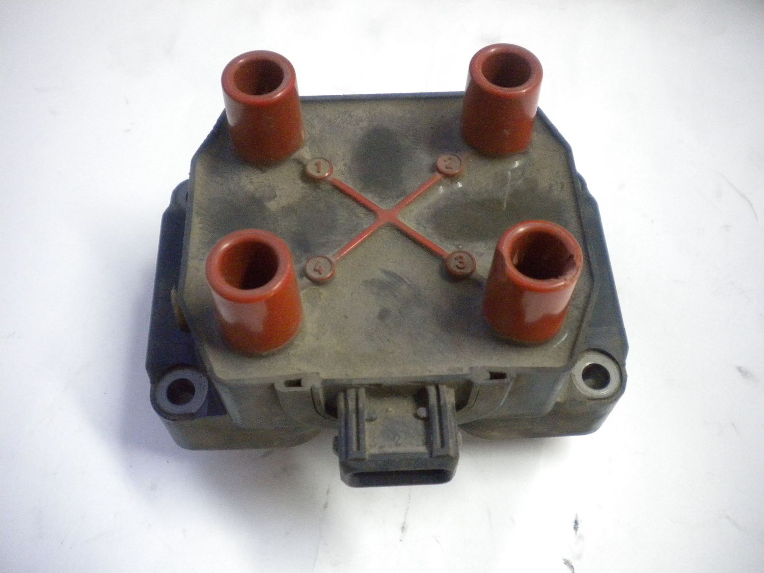 Bobina accensione Bosch 0221503407 per Alfa Romeo 155 benzina, usata. Bobina accensione Bosch 0221503407 per Alfa Romeo 155 benzina, usata.