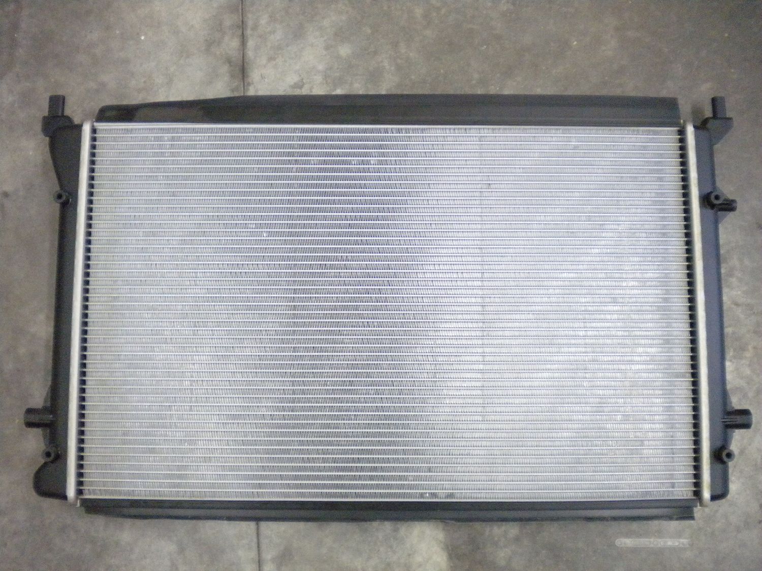Radiatore raffreddamento motore per vetture Volkswagen, Audi, Seat e Skoda codice 1K0121521F, nuovo. Radiatore raffreddamento motore per vetture Volkswagen, Audi, Seat e Skoda codice 1K0121521F, nuovo.