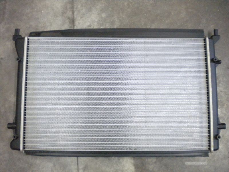 Radiatore raffreddamento motore per vetture Volkswagen, Audi, Seat e Skoda codice 1K0121521F, nuovo.