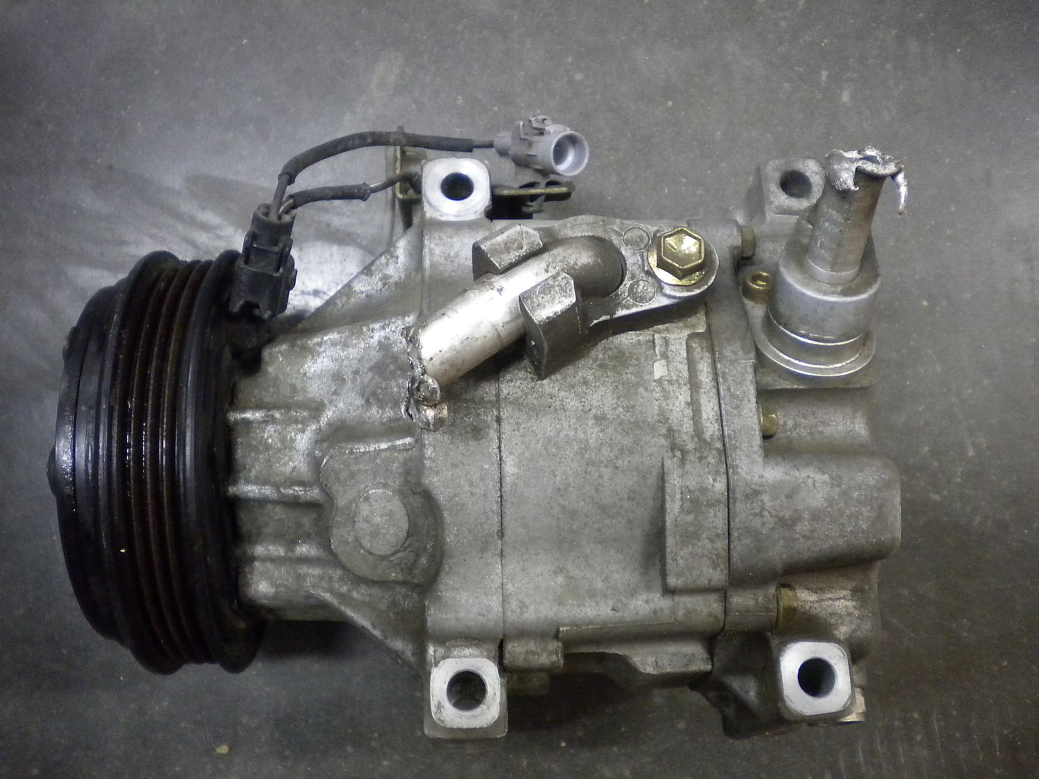 Compressore aria condizionata Denso SCS06C 447220-6253 per Toyota Yaris 1.000 cc, usato. Compressore aria condizionata Denso SCS06C 447220-6253 per Toyota Yaris 1.000 cc, usato.