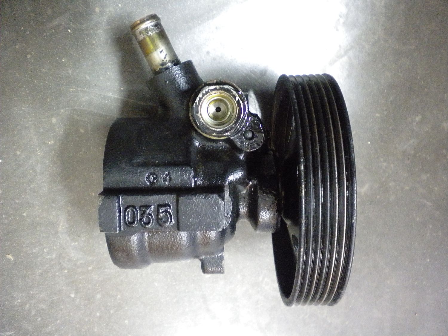 Pompa idroguida servosterzo per SAAB 900 dal 1994 al 1998 codice 4647491-4647376, usata. Pompa idroguida servosterzo per SAAB 900 dal 1994 al 1998 codice 4647491-4647376, usata.