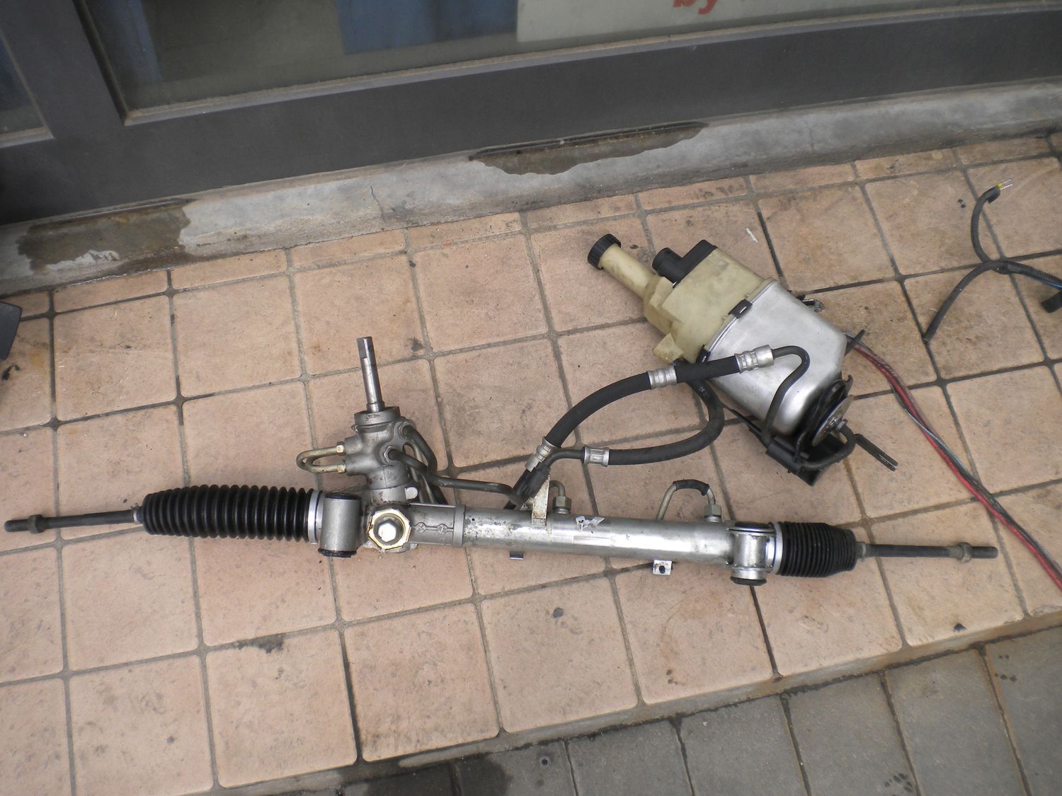 Scatola sterzo completa di pompa idroguida servosterzo per Opel Astra G, usata. Scatola sterzo completa di pompa idroguida servosterzo per Opel Astra G, usata.
