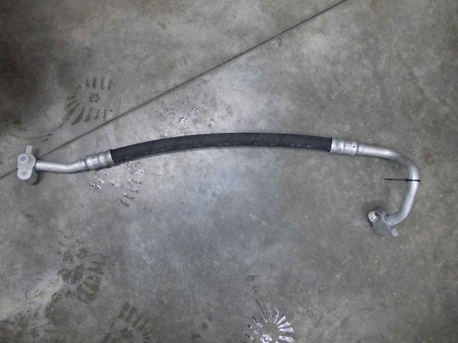 Tubo aria condizionata raccordo dal compressore al radiatore aria condizionata Golf 5 codice 1K0820721. Tubo aria condizionata raccordo dal compressore al radiatore aria condizionata Golf 5 codice 1K0820721.