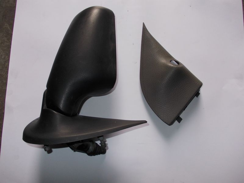 Specchio esterno destro con regolazione meccanica per Fiat Punto prima serie usato.