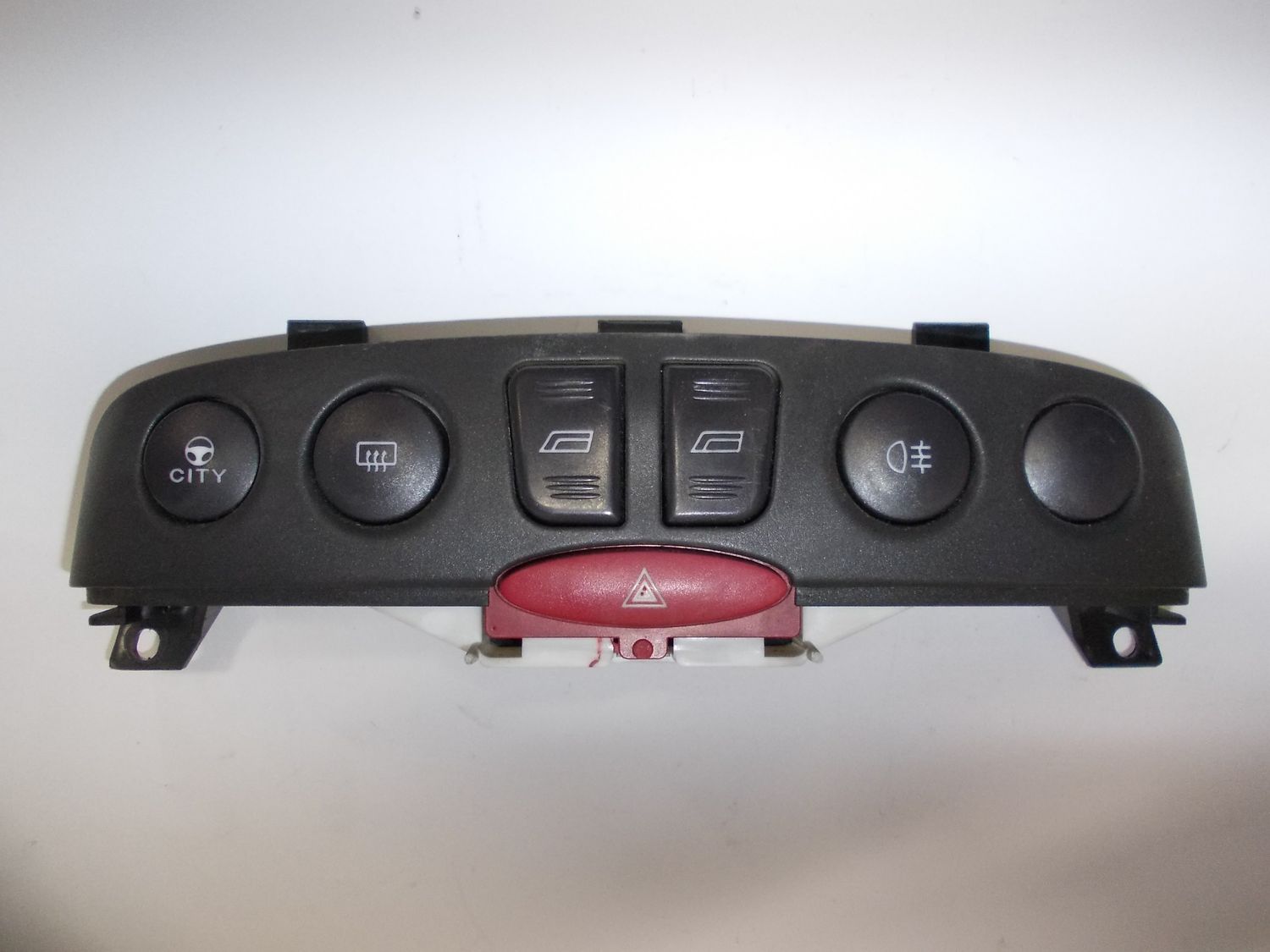Blocco pulsanti interruttori alzavetro, 4 frecce, sbrinatore Fiat Punto Classic modello 188 usato. Codice 735268025. Blocco pulsanti interruttori alzavetro, 4 frecce, sbrinatore Fiat Punto Classic modello 188 usato. Codice 735268025.