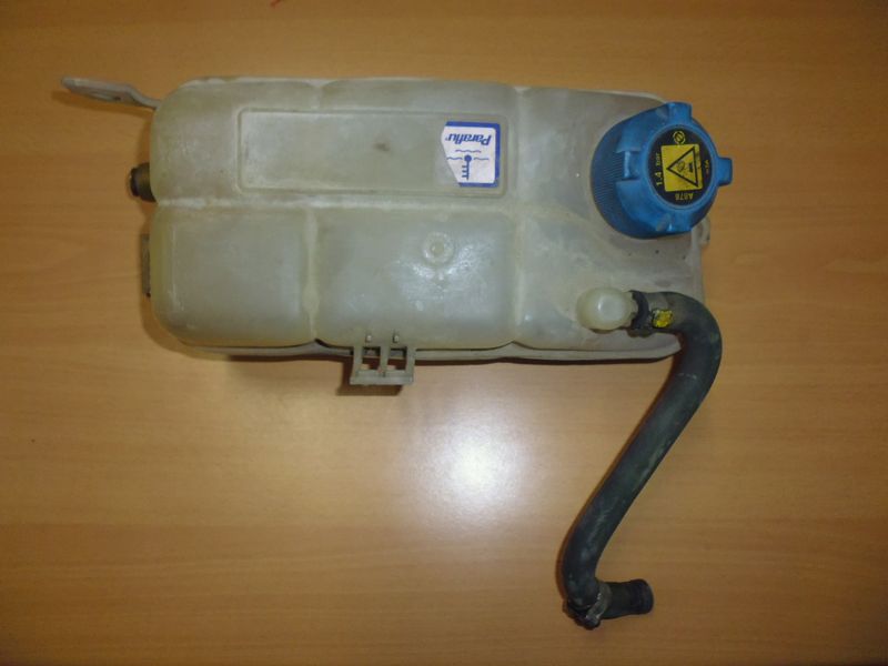 Vaschetta liquido radiatore per Alfa Romeo 147 1.6 del 2002. Usata.