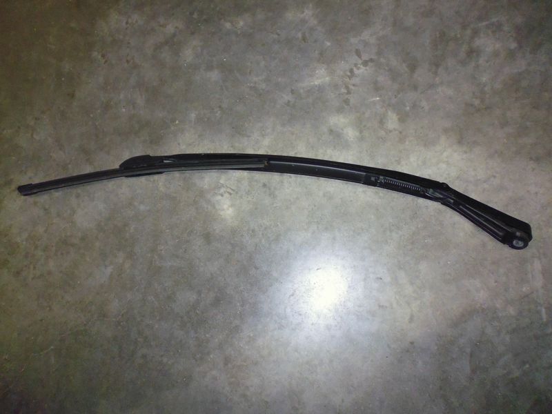Braccio tergicristallo anteriore destro (lato passeggero) originale per Alfa Romeo 147 usato.