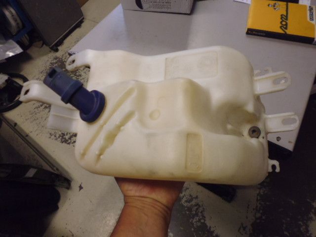 Vaschetta liquido tergicristalli per Alfa Romeo 147. Usata.