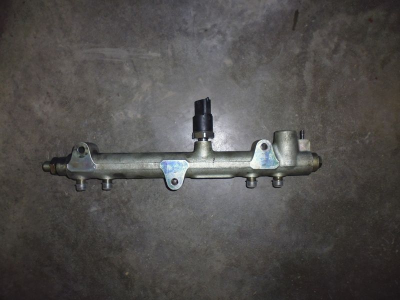 Flauto common rail Bosch 0445214023 per Chrysler Voyager 2.5 CRD, usato.