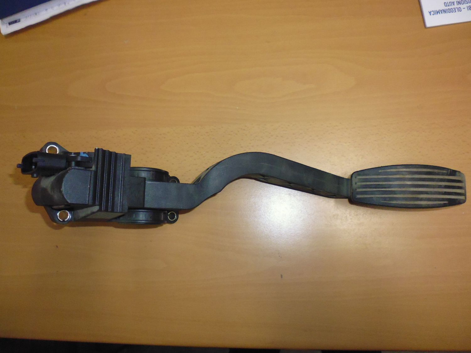 Pedale acceleratore Bosch 0281002380 per Alfa Romeo 147 1.6 del 2002. Usato. Pedale acceleratore Bosch 0281002380 per Alfa Romeo 147 1.6 del 2002. Usato.