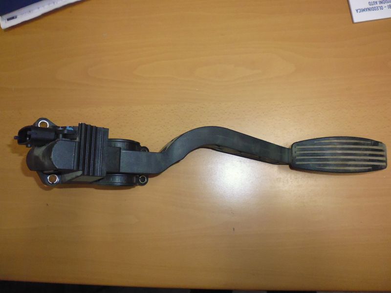 Pedale acceleratore Bosch 0281002380 per Alfa Romeo 147 1.6 del 2002. Usato.