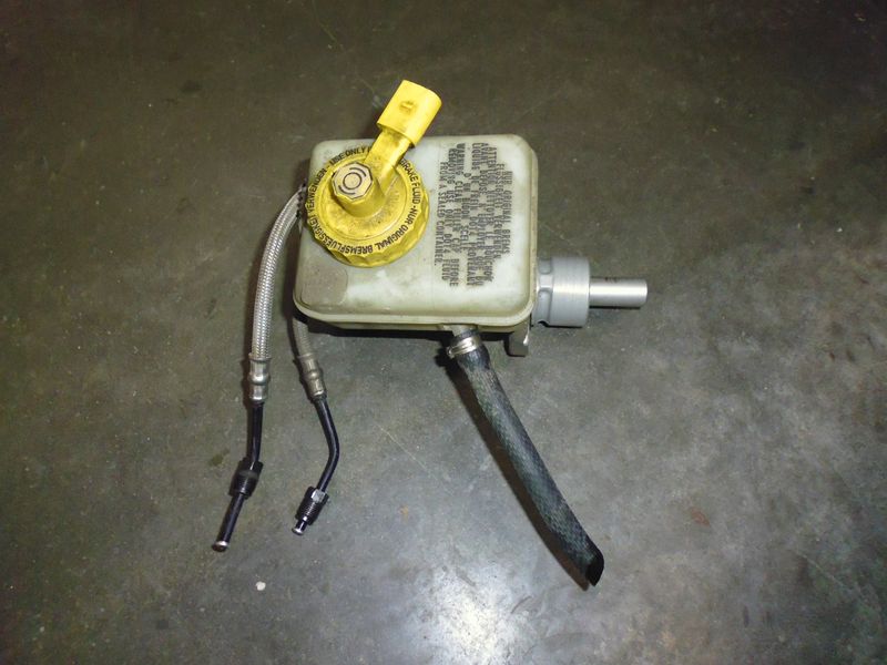 Pompa freni Bosch 21027099 completa di vaschetta per Volkswagen Golf 4 1.8 benzina 20v. Usata.