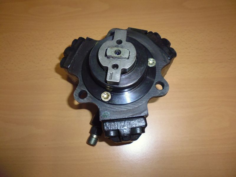 Pompa iniezione common rail Bosch 0445010008 per Mercedes codice A6110700501. Usata.