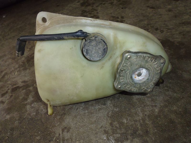 Vaschetta liquido radiatore completa di tappo e galleggiante per Lancia prisma 1.3 del 1986 usata.
