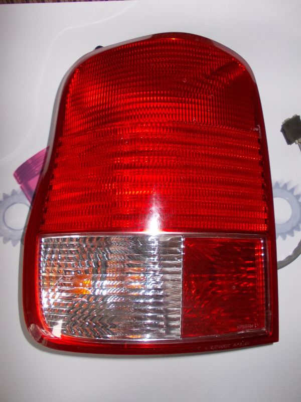 Faro fanale posteriore sinistro per kia Carnival 2900 TD del 2002 usato.