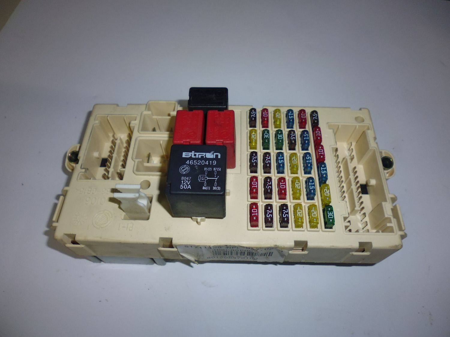 Centralina portafusibili per Alfa Romeo 147, usata.