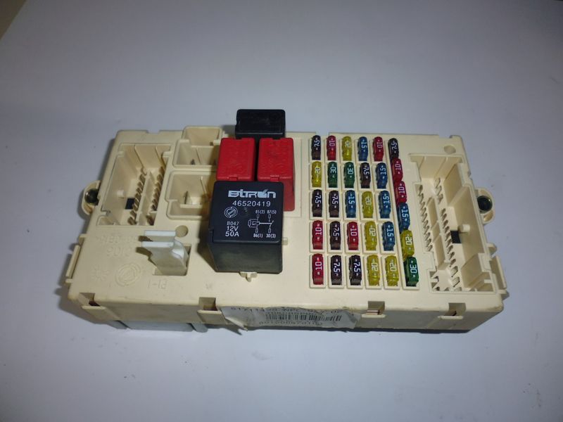 Centralina portafusibili per Alfa Romeo 147, usata.