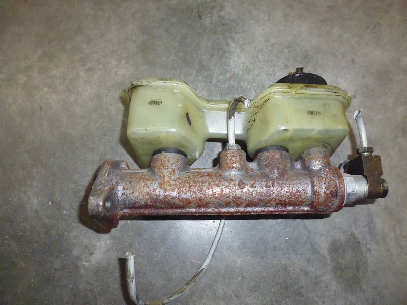 Pompa freni completa di serbatoio per Lancia Prisma e Delta prima serie 1.3 usata.