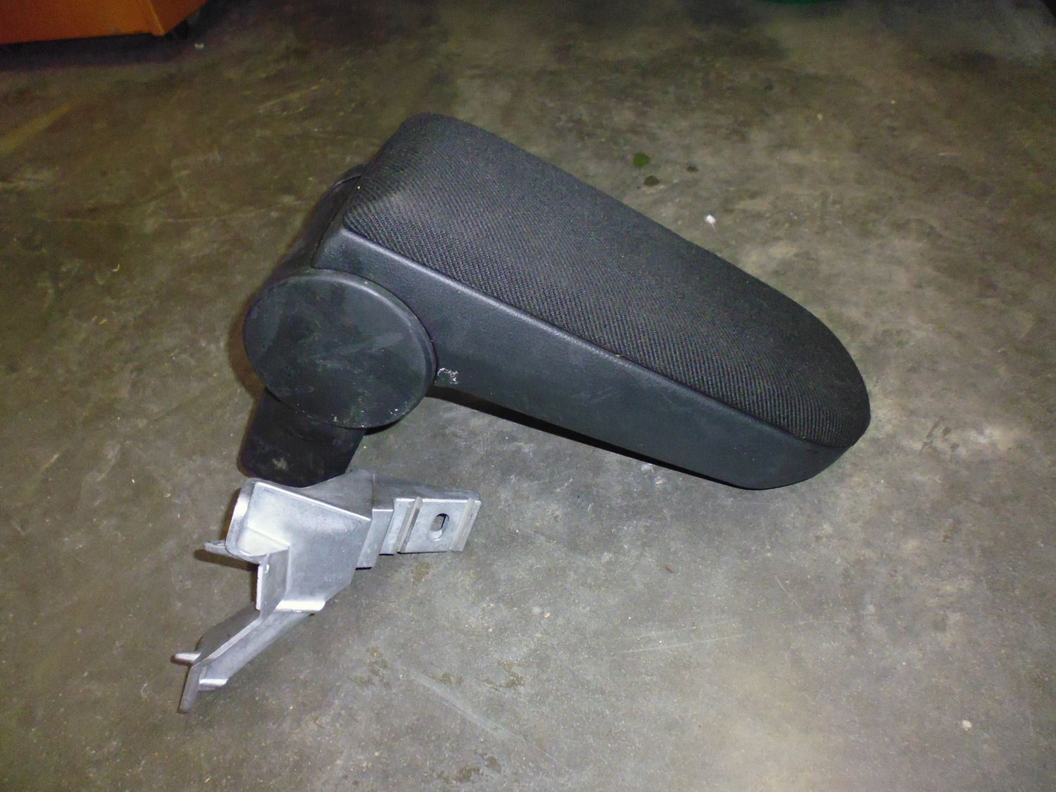 Bracciolo anteriore originale Volkswagen per Golf 4 usato.