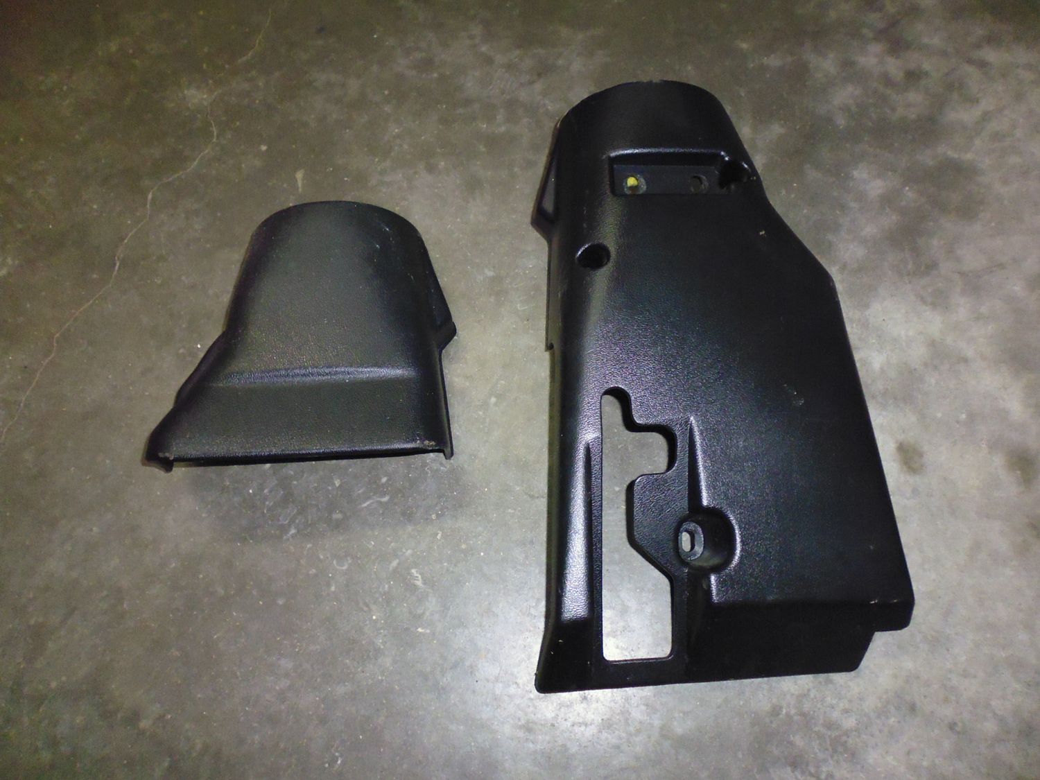 Coperchio piantone sterzo e devioluci per Lancia Prisma e Delta prima serie usato.