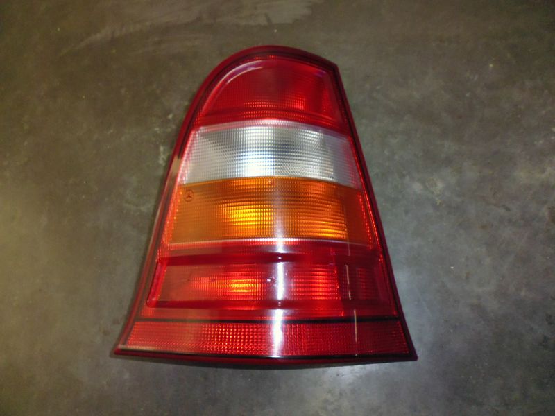 Faro fanale posteriore destro per Mercedes Classe A W168 con lampadine usato.