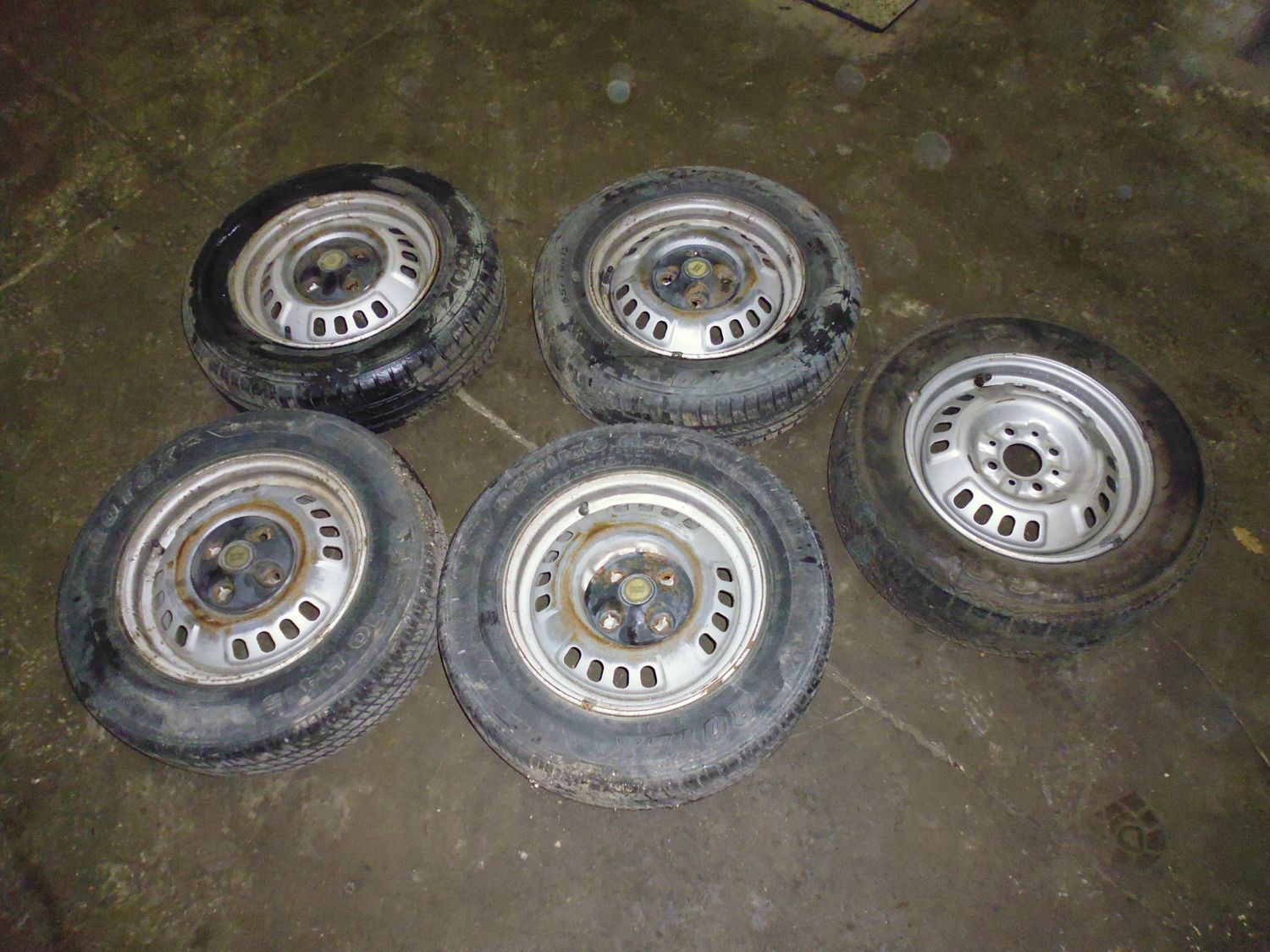 Cerchi in ferro con borchie per Lancia Prisma 1.3 del 1986 usati.