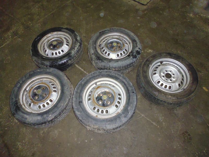Cerchi in ferro con borchie per Lancia Prisma 1.3 del 1986 usati.