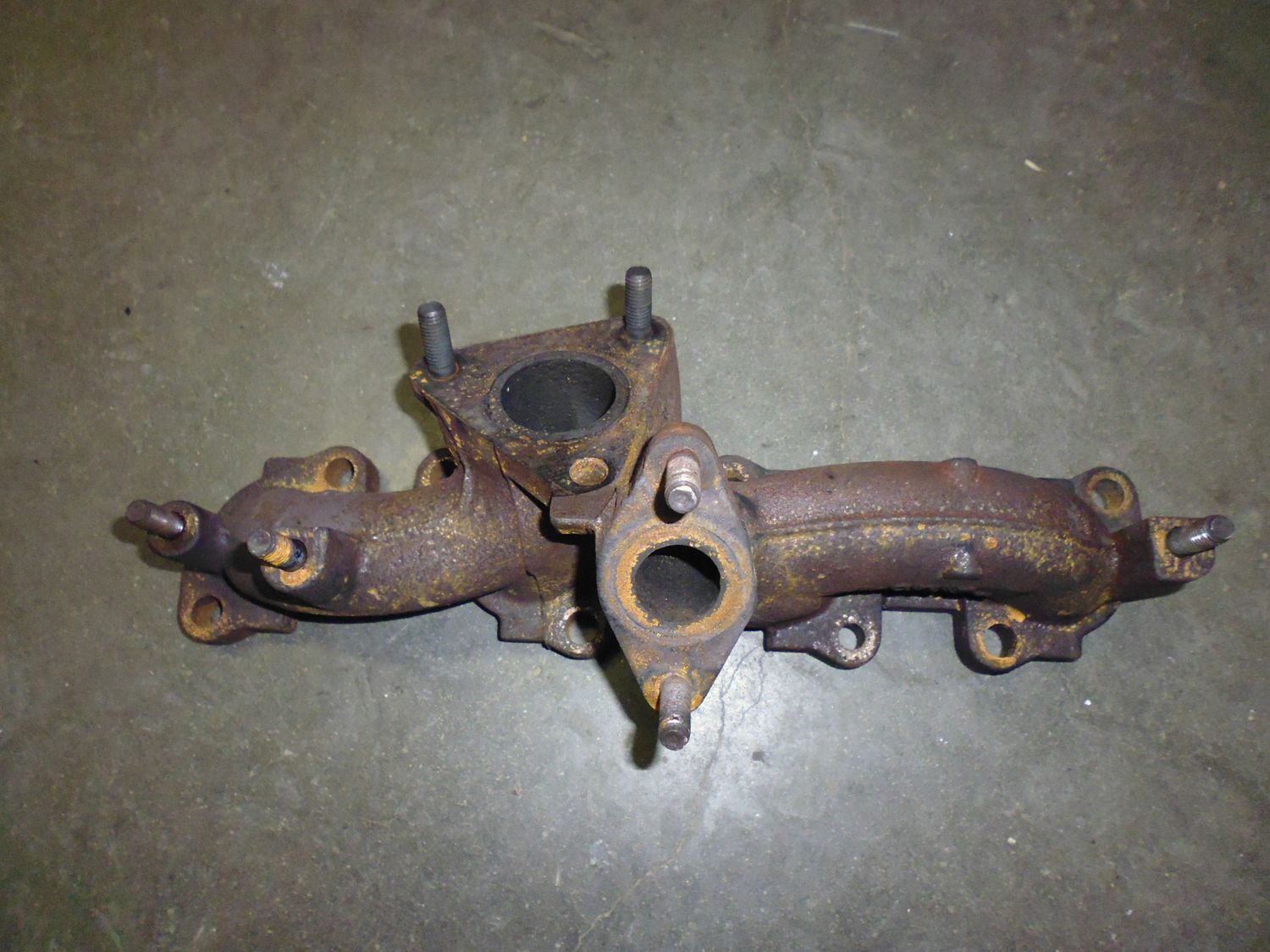 Collettore scarico per Audi A4 2.0 TDI codice 03G253033A usato. Collettore scarico per Audi A4 2.0 TDI codice 03G253033A usato.