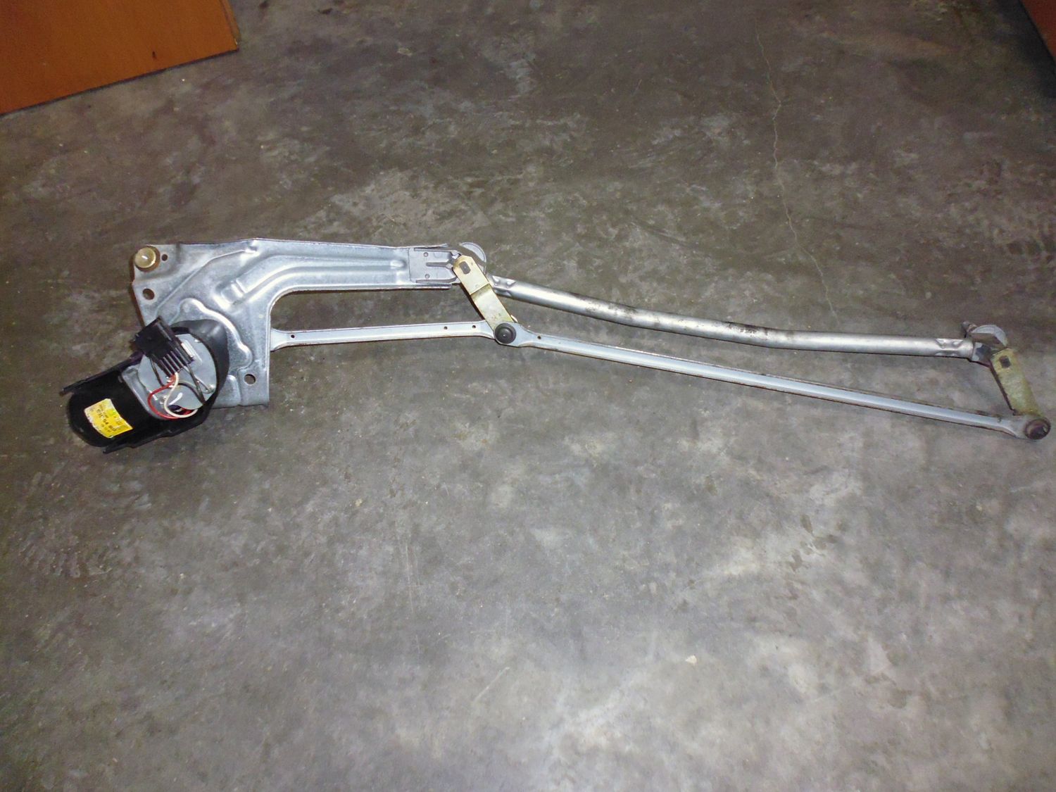 Motorino tergicristallo anteriore Valeo 53554902 completo di tandem per Renault Megane 1.9 DTI SW del 2000. Usato. Motorino tergicristallo anteriore Valeo 53554902 completo di tandem per Renault Megane 1.9 DTI SW del 2000. Usato.